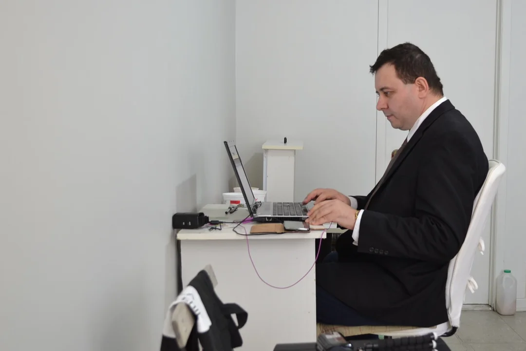 Homme utilisant un assistant IA sur son ordinateur portable pour vérifier un profil de rencontre